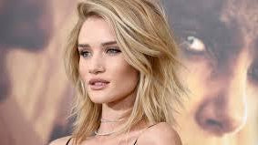 rosie huntington-whiteley gives the perfect example of how to fly in style-ESTHER & CO.